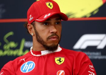 Hamilton na Ferrari pela F1.