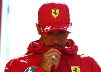 Hamilton com uniforme da Ferrari