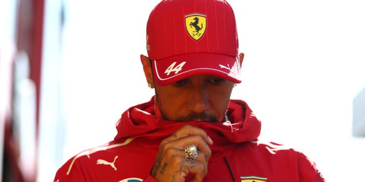 Hamilton com uniforme da Ferrari