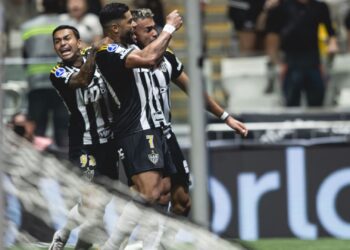 Dudu, Hulk e Reinier comemorando gol