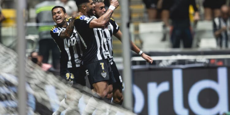 Dudu, Hulk e Reinier comemorando gol