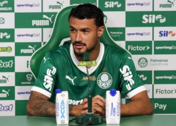 Jefté em coletiva de apresentação no Palmeiras