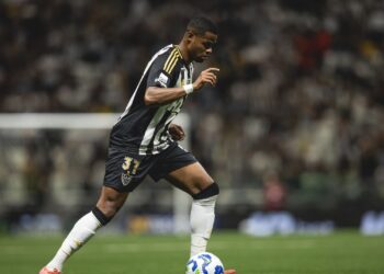Júnior Santos durante jogo contra o Grêmio