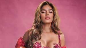 Karol G posa durante ensaio de anúncio da NFL