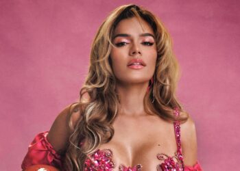 Karol G posa durante ensaio de anúncio da NFL
