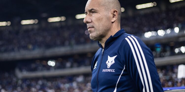 Leonardo Jardim durante partida do Cruzeiro