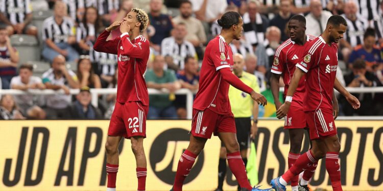 Jogadores do Liverpool comemoram gol sobre o Newcastle