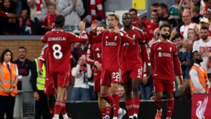Jogadores do Liverpool comemorando gol