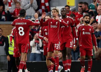 Jogadores do Liverpool comemorando gol