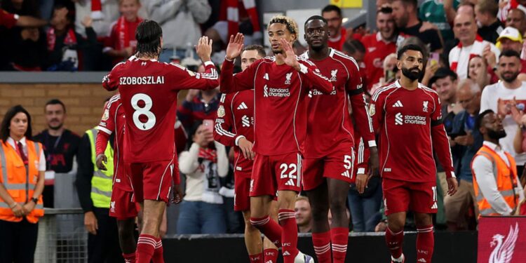 Jogadores do Liverpool comemorando gol