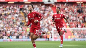 Liverpool marcou golaço de falta com Szoboszlai