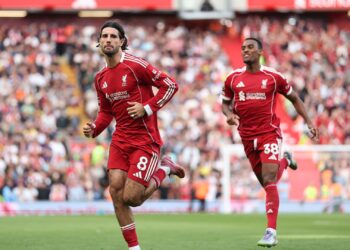 Liverpool marcou golaço de falta com Szoboszlai