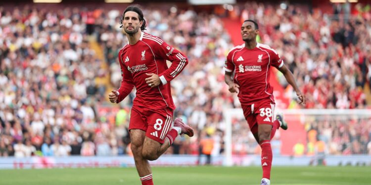 Liverpool marcou golaço de falta com Szoboszlai