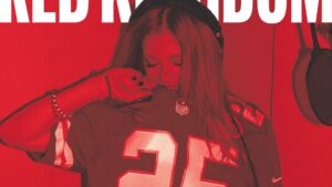 Luiza Sonza com camisa do Chiefs