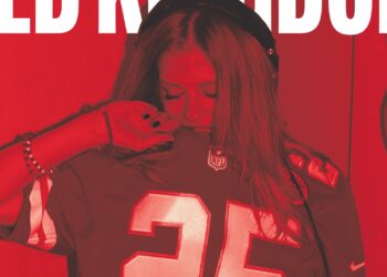 Luiza Sonza com camisa do Chiefs