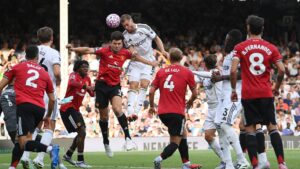 Manchester United x Fulham: Maguire sobe para disputar bola