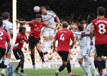 Manchester United x Fulham: Maguire sobe para disputar bola