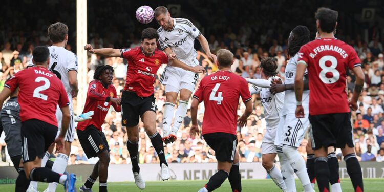 Manchester United x Fulham: Maguire sobe para disputar bola