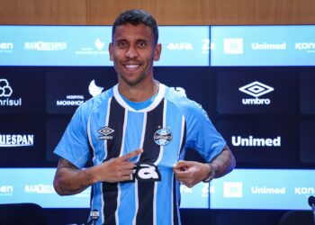 Marcos Rocha em sua apresentação no Grêmio