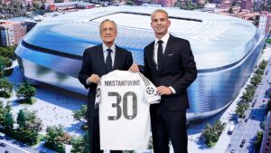 Mastantuono ao lado do presidente Florentino Pérez