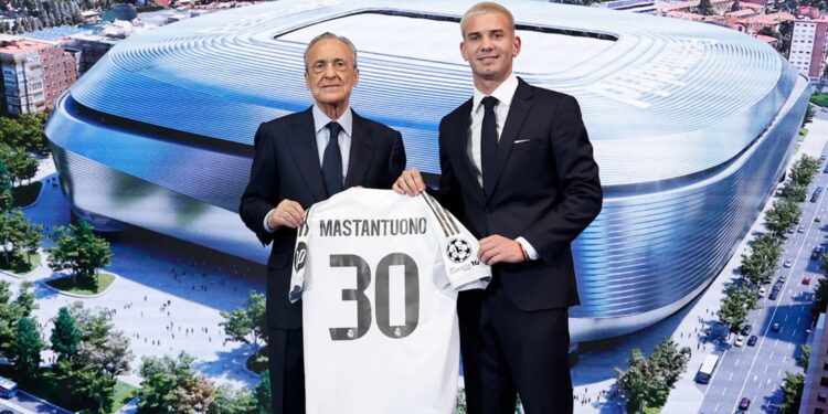 Mastantuono ao lado do presidente Florentino Pérez