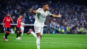 Mbappé comemorando gol pelo Real Madrid contra o Osasuna em La Liga