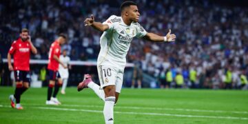 Mbappé comemorando gol pelo Real Madrid contra o Osasuna em La Liga