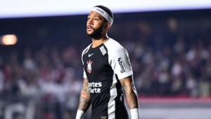 Memphis Depay durante jogo do Corinthians