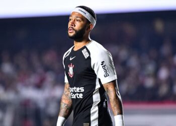 Memphis Depay durante jogo do Corinthians