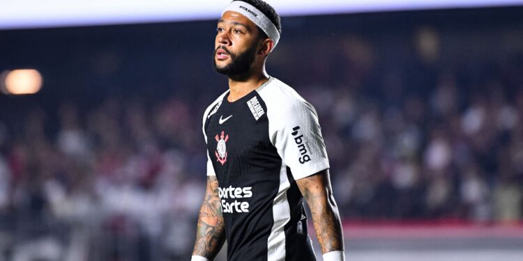 Memphis Depay durante jogo do Corinthians