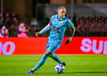 Neymar elogia gramado do MorumBis e critica o do Allianz.