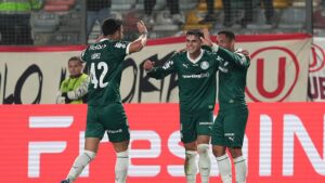 Time do Palmeiras comemorando gol em jogo contra o Universitario