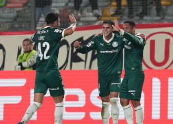 Time do Palmeiras comemorando gol em jogo contra o Universitario