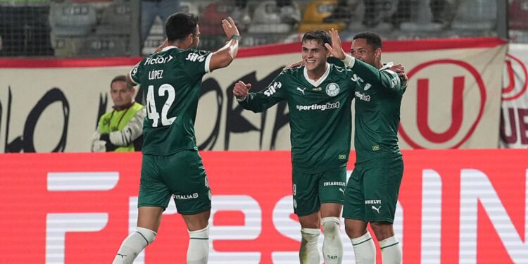 Time do Palmeiras comemorando gol em jogo contra o Universitario
