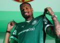 Carlos Miguel vestindo a camisa do Palmeiras