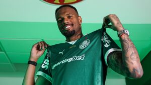 Carlos Miguel vestindo a camisa do Palmeiras