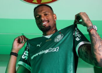 Carlos Miguel vestindo a camisa do Palmeiras
