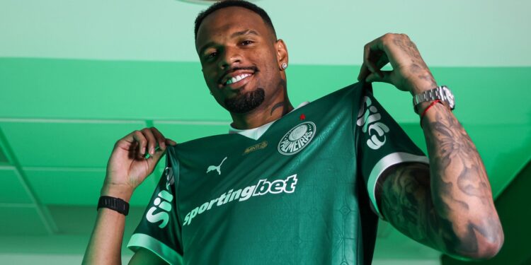 Carlos Miguel vestindo a camisa do Palmeiras
