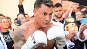 Popó Freitas com luvas de boxe