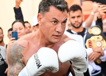 Popó Freitas com luvas de boxe