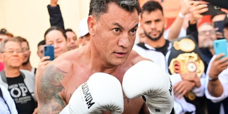 Popó Freitas com luvas de boxe