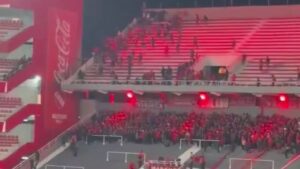 Conflito após o intervalo de Independiente x La U na Sul-Americana.