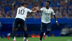 Oviedo x Real Madrid: Mbappé e Vini Jr. comemorando gol