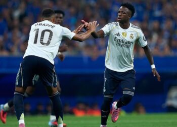 Oviedo x Real Madrid: Mbappé e Vini Jr. comemorando gol