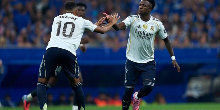 Oviedo x Real Madrid: Mbappé e Vini Jr. comemorando gol