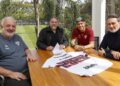 Alan Franco ao lado de diretores do São Paulo