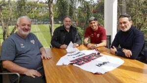 Alan Franco ao lado de diretores do São Paulo