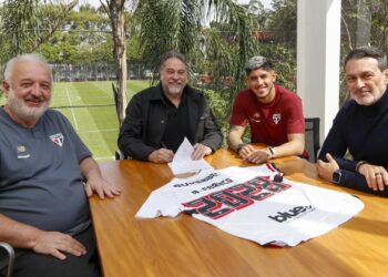 Alan Franco ao lado de diretores do São Paulo