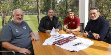 Alan Franco ao lado de diretores do São Paulo