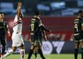 André Silva comemorando gol em jogo contra o Atlético Nacional pela Libertadores